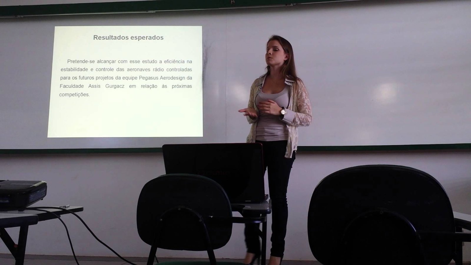 Mulher apresentando TCC